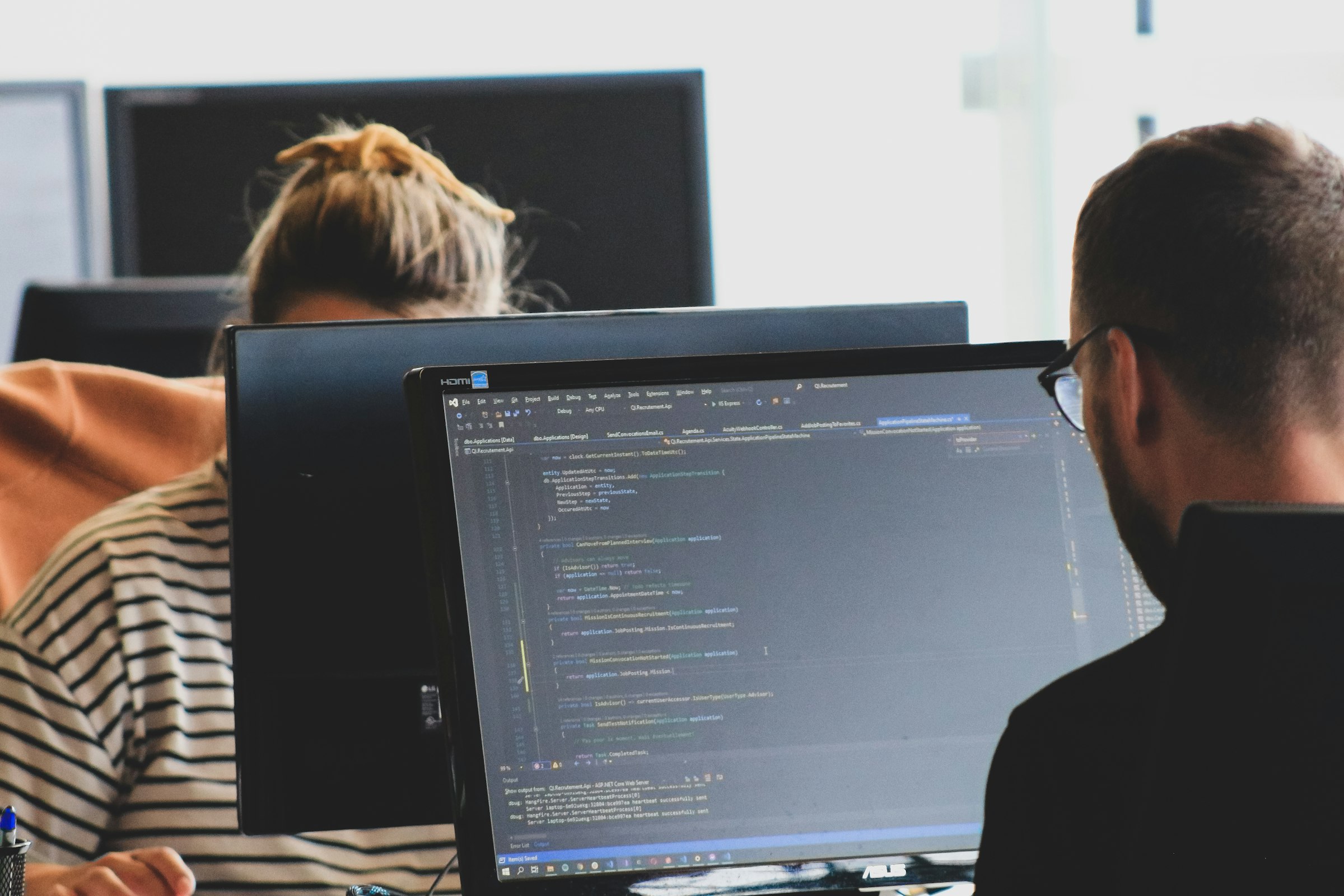 Deux développeurs travaillant sur du code