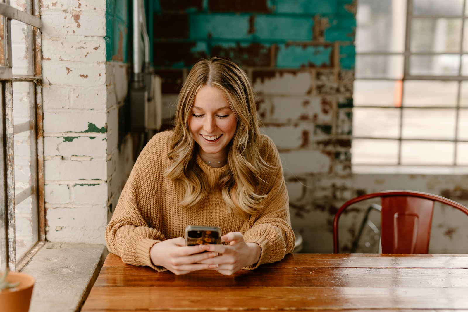 Cliente d’un café consultant son smartphone