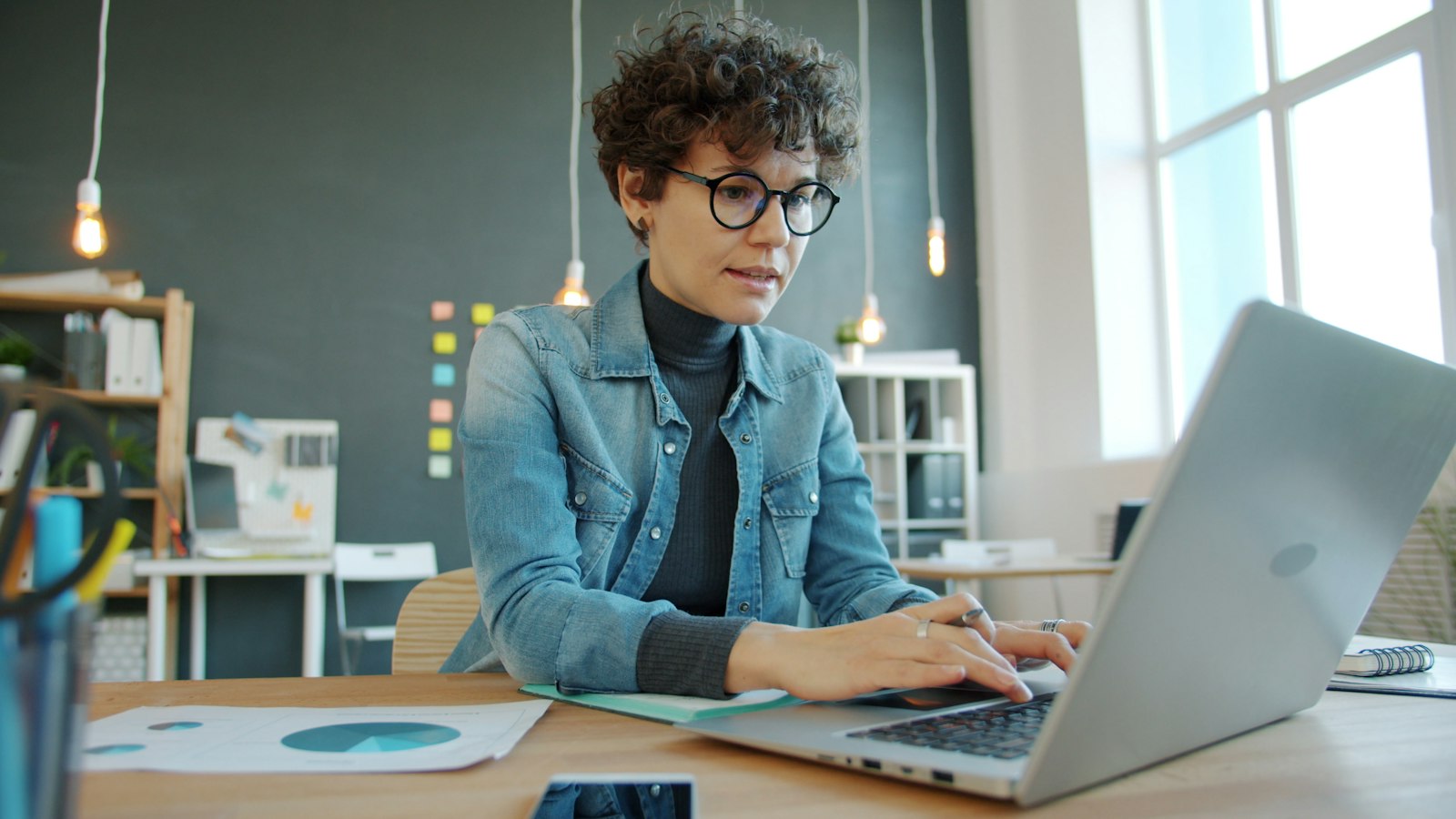 Professionnelle travaillant sur son ordinateur portable